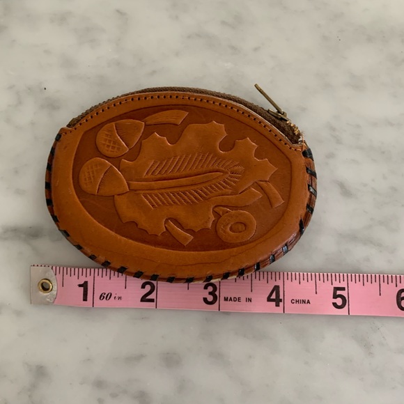 Leather hand tooled change purse with flower and acorn design - Picture 5 of 6